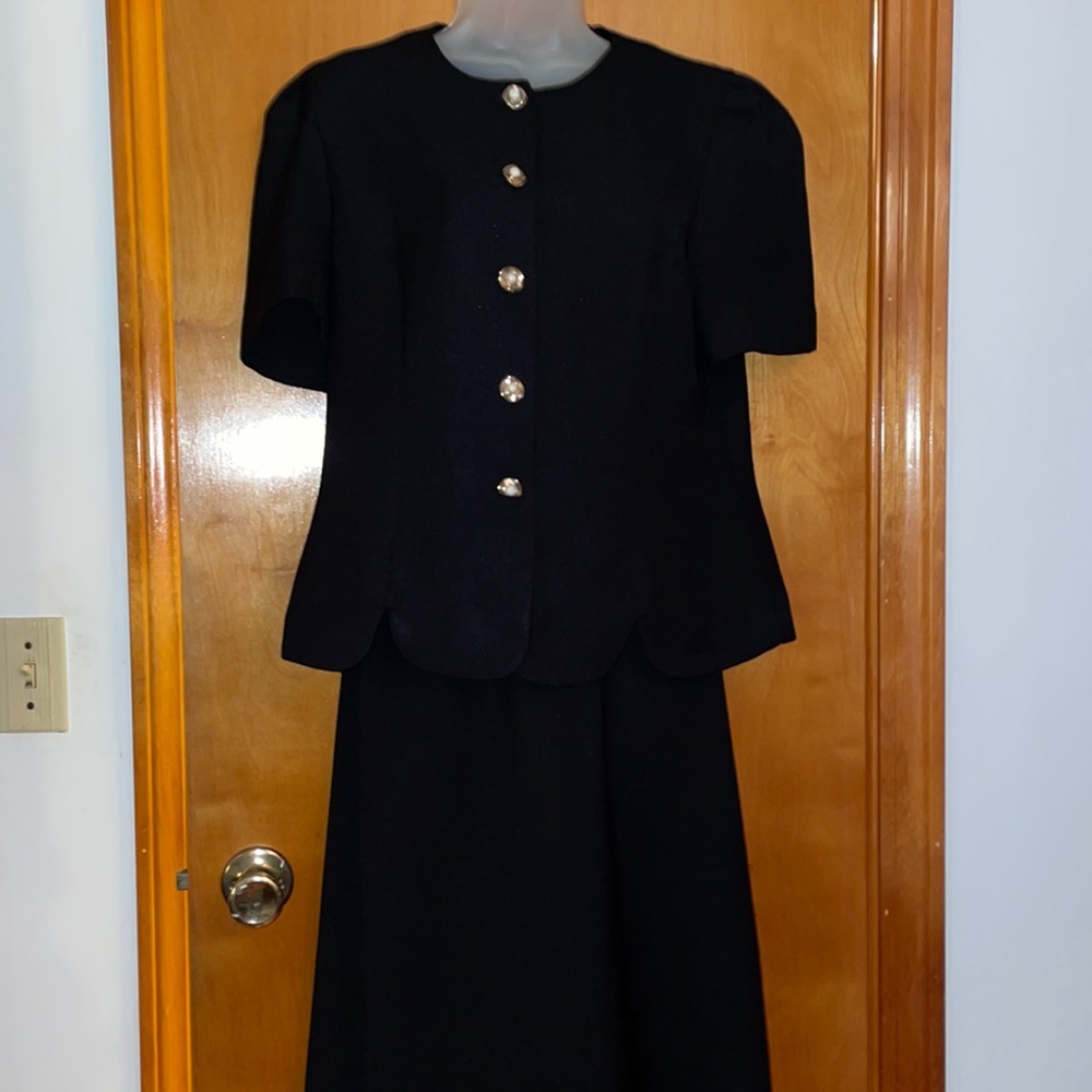 Black short sleeve black jacket with skirt